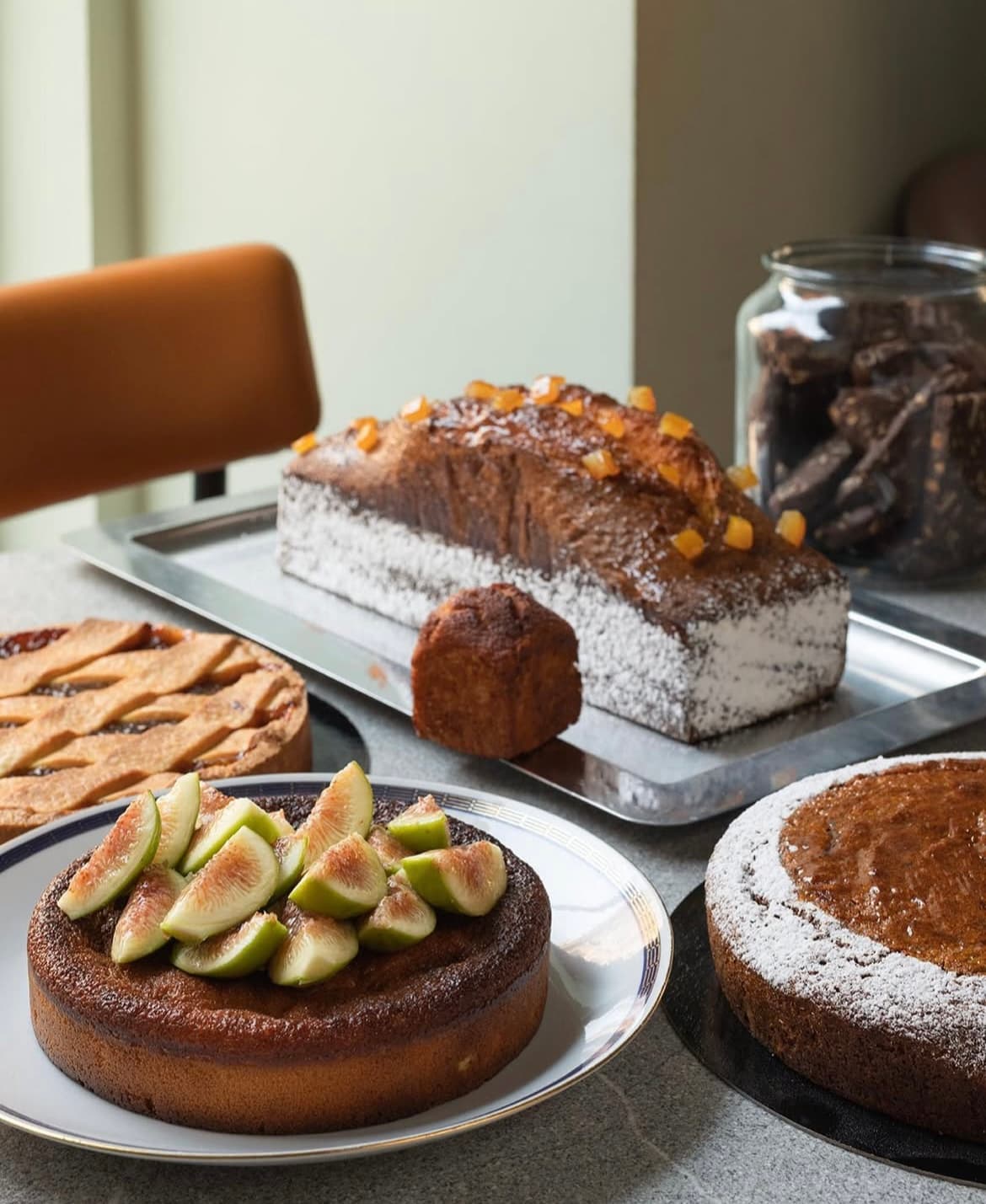 Piccola pasticceria e biscotti secchi da credenza